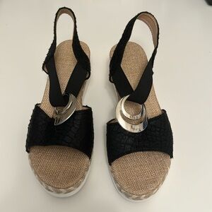 Lightweight sandals with silver piece in strap